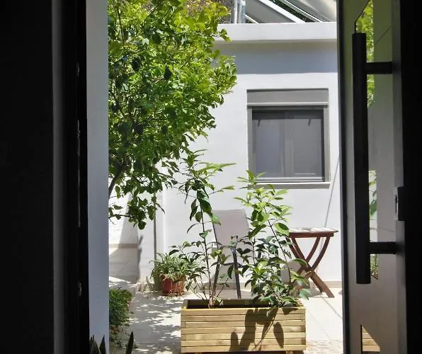 Antigonis Garden House شقة