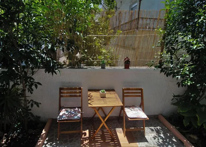 Antigonis Garden House شقة *